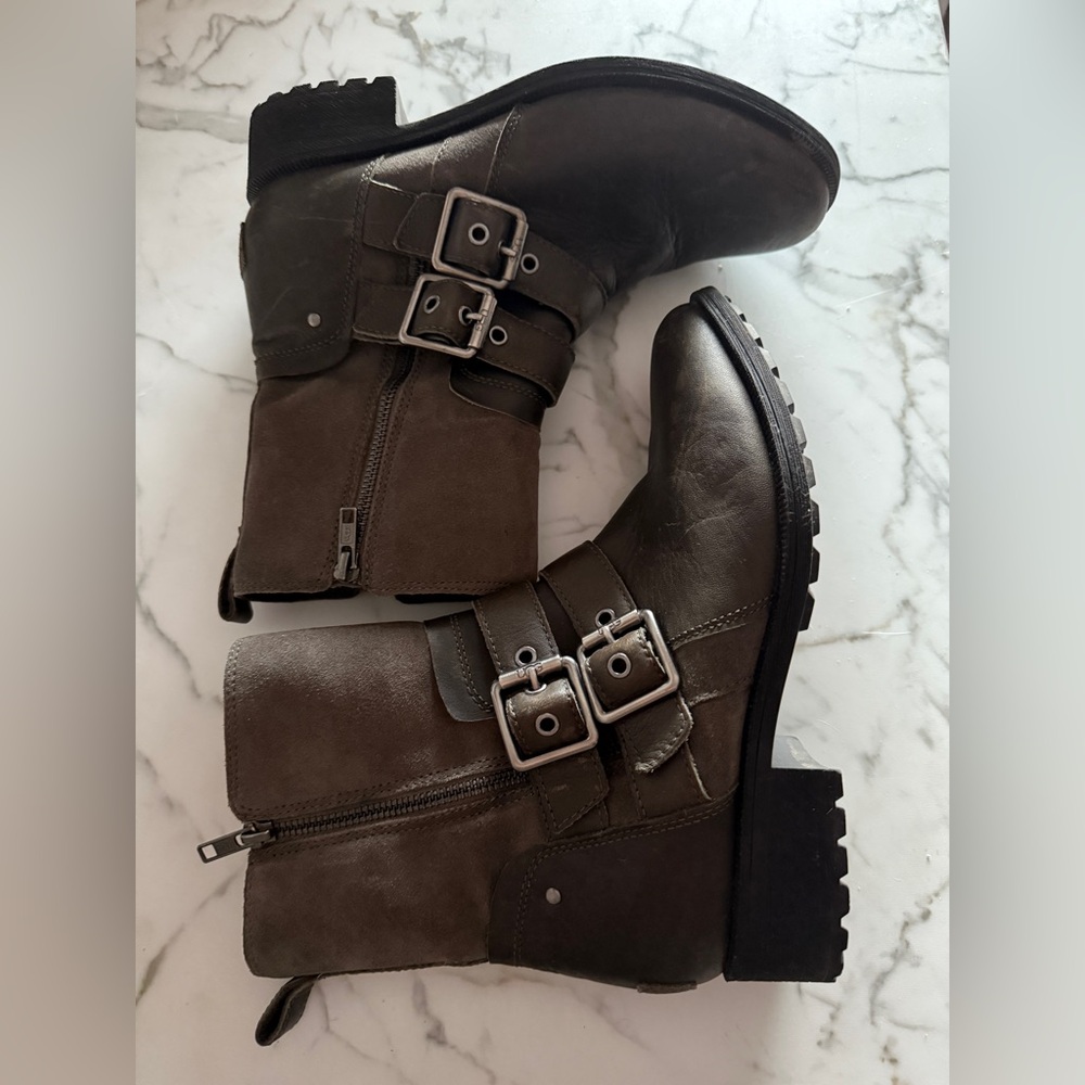 Ugg waterproof slate women’s boots size 9.5 in good used condition